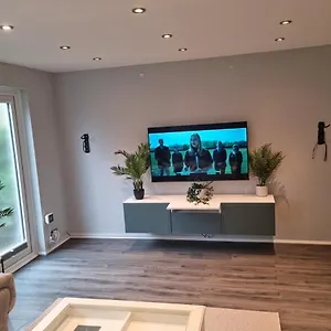  Apartment Bright, Spacious 4 Bed With A Jacuzzi!